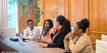 NJR06 De voorzitter van De Nationale Assemblée (DNA), Ashwin Adhin, heeft woensdag 13 augustus overleg gevoerd met de Nationale Jeugdraad Suriname (NJR) over versterking van jeugdparticipatie in beleid en wetgeving.