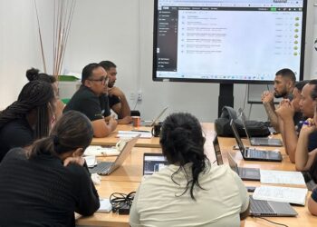 NMA De Nationale Milieu Autoriteit (NMA) versterkt haar dienstverlening met de invoering van een nieuw digitaal milieuklachten­systeem. Medewerkers van de afdelingen Toezicht, Handhaving, IT en Databeheer volgden hiervoor een training in de conferentiezaal van de NMA.
