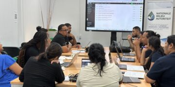 NMA De Nationale Milieu Autoriteit (NMA) versterkt haar dienstverlening met de invoering van een nieuw digitaal milieuklachten­systeem. Medewerkers van de afdelingen Toezicht, Handhaving, IT en Databeheer volgden hiervoor een training in de conferentiezaal van de NMA.