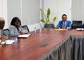 P1181916 1536x859 1 De Rekenkamer van Suriname heeft op donderdag 21 augustus 2025 een kennismakingsbezoek gebracht aan het ministerie van Natuurlijke Hulpbronnen. Tijdens de bijeenkomst werden de taken, werkwijze en internationale samenwerking van het Hoog College van Staat toegelicht.