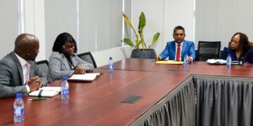 P1181916 1536x859 1 De Rekenkamer van Suriname heeft op donderdag 21 augustus 2025 een kennismakingsbezoek gebracht aan het ministerie van Natuurlijke Hulpbronnen. Tijdens de bijeenkomst werden de taken, werkwijze en internationale samenwerking van het Hoog College van Staat toegelicht.