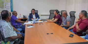 Personeelsbond LVV overleg met Mike Noersalim Minister Mike Noersalim van Landbouw, Veeteelt en Visserij (LVV) heeft de Algemene Bond van LVV Personeel (ABLP) ontvangen voor overleg. Aanwezig waren de negen bestuursleden van de bond. Tijdens de ontmoeting werd ook het jaarverslag aan de minister aangeboden.