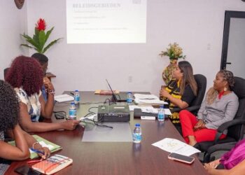 RO presentatie Inheemsen Minister Miquella Huur van Regionale Ontwikkeling (RO) is gestart met een reeks oriëntatiegesprekken binnen haar ministerie. Tijdens een eerste gesprek met de directie van het directoraat Duurzame Ontwikkeling Inheemsen (DOI) kreeg zij inzicht in het beleid, de uitdagingen en de toekomstplannen voor inheemse gemeenschappen.