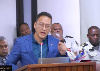 Screenshot 2025 08 15 155805 Minister Stephen Tsang (Openbare Werken & Ruimtelijke Ordening) heeft in De Nationale Assemblée een lijst gepresenteerd met namen van personen die gratis brandstof hebben getankt bij zijn ministerie. Onder hen bevindt zich een voormalig parlementariër die in tweeënhalf jaar tijd voor circa SRD 185.000 heeft getankt...