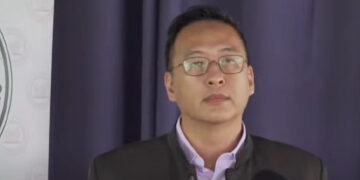 Screenshot 2025 08 21 100026 Er is geen sprake van een belangenconflict bij de aanstelling van Grasella Jozefzoon als waarnemend directeur Onderzoek en Dienstverlening op het ministerie van Openbare Werken en Ruimtelijke Ordening (OW&RO). Dat verklaarde minister Stephen Tsang woensdag, voorafgaand aan de ministerraad...