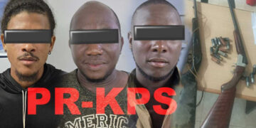 Screenshot 2025 08 24 182806 e1756070948581 Leden van het Regio Bijstand Team Midden (RBTM) hebben op zaterdag 23 augustus 2025 rond 18.00 uur drie mannen aangehouden in het dorp Birihudoematu, district Brokopondo. Het gaat om de verdachten D.D., S.F. (22) en C.P. (36), die worden verdacht van overtreding van de Vuurwapenwet.