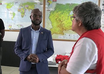 Sequence 150 Minister André Misiekaba, van Volksgezondheid, Welzijn en Arbeid, heeft gisteren een werkbezoek gebracht aan de bloedbank van het Surinaams Rode Kruis (SRK)...