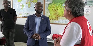 Sequence 150 Minister André Misiekaba, van Volksgezondheid, Welzijn en Arbeid, heeft gisteren een werkbezoek gebracht aan de bloedbank van het Surinaams Rode Kruis (SRK)...