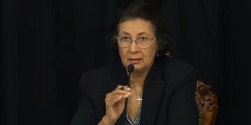 Simons 1e regeringspersconferentie 3 Kapitein van het schip, president Tante Jenny, hield maandag haar eerste regeringspersconferentie. Ondertussen is er een hoop vlees gaan zitten aan die bonjo, sinds haar beëdiging op 16 juli. Begrotingstekorten, IMF, vermeende corruptie, staatsbedrijven met grote problemen, zonder stuurman, schulden, criminaliteit en meer kommer en kwel, die om acute aandacht vraag.