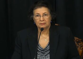 President Jennifer Simons tijdens de eerste regeringspersconferentie