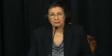 President Jennifer Simons tijdens de eerste regeringspersconferentie