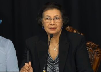 Simons 1e regeringspersconferentie kensmil President Jennifer Geerlings-Simons zegt dat zij via de media kennis heeft genomen van de benoeming van voormalig politievoorlichter Milton Kensmil tot beleidsadviseur bij het Kabinet van de President. Volgens het staatshoofd is de aanstelling niet door haar geïnitieerd en moet zij nu zelf onderzoeken hoe de benoeming tot stand is gekomen.
