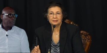 Simons 1e regeringspersconferentie kensmil President Jennifer Geerlings-Simons zegt dat zij via de media kennis heeft genomen van de benoeming van voormalig politievoorlichter Milton Kensmil tot beleidsadviseur bij het Kabinet van de President. Volgens het staatshoofd is de aanstelling niet door haar geïnitieerd en moet zij nu zelf onderzoeken hoe de benoeming tot stand is gekomen.