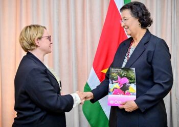 Simons VN President Jennifer Simons heeft op donderdag 28 augustus een constructief overleg gehad met Joanna Kazana, resident coördinator van de Verenigde Naties (VN) voor Suriname. Tijdens de ontmoeting op het Kabinet van de President stonden hervormingen en duurzame samenwerking centraal.
