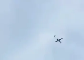 Sochi Drone Een Oekraïense droneaanval heeft in de nacht van zaterdag op zondag brand veroorzaakt bij een olieterminal in de Zuid-Russische badplaats Sochi. Dat maakten de lokale autoriteiten bekend. Er vielen geen gewonden, maar het incident onderstreept de aanhoudende kwetsbaarheid van Russische energievoorzieningen...