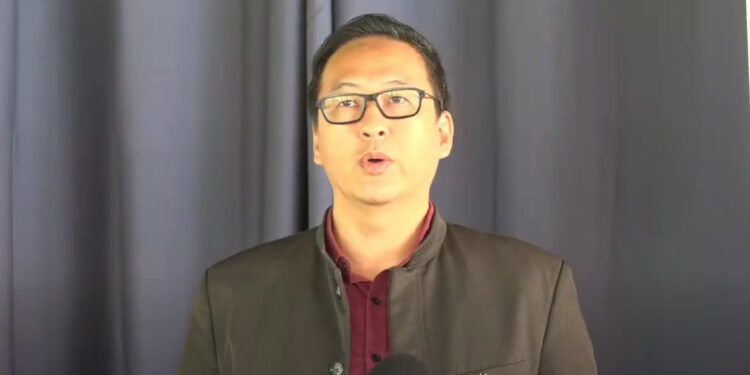 Stephen Tsang OWRO Minister Stephen Tsang van Openbare Werken en Ruimtelijke Ordening (OWRO) benadrukt dat hij ambtenaren zoveel mogelijk actief aan het werk wil hebben.