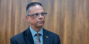 Steven Gonesh2 Steven Gonesh, die binnen de Surinaamse Luchtvaartmaatschappij (SLM) maar liefst vier verschillende functies vervult, blijft voorlopig aan als waarnemend algemeen directeur. ..