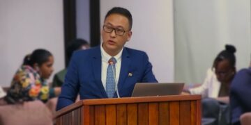 Stephen Tsang minister van Openbare Werken en Ruimtelijke Ordening.Beeld: DNA tv