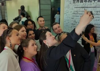 Wereld Jongerenconferentie voor Vrede Chinese en internationale jongerenvertegenwoordigers hebben gezamenlijk het Wereldjongerenvredesinitiatief gepresenteerd tijdens de Wereld Jongerenconferentie voor Vrede aan de Universiteit van Peking in China.