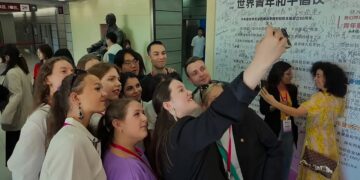 Wereld Jongerenconferentie voor Vrede Chinese en internationale jongerenvertegenwoordigers hebben gezamenlijk het Wereldjongerenvredesinitiatief gepresenteerd tijdens de Wereld Jongerenconferentie voor Vrede aan de Universiteit van Peking in China.