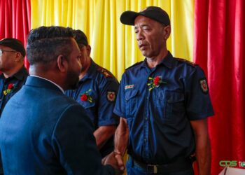 WhatsApp Image 2025 08 04 at 13.08.28 Minister Harish Monorath van Justitie en Politie heeft op maandag 4 augustus een werkbezoek gebracht aan de hoofdkazerne van het Korps Brandweer Suriname (KBS) aan de Gemenelandsweg. Tijdens het bezoek werden niet alleen knelpunten besproken, maar ook negen brandweerlieden bevorderd.