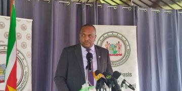 WhatsApp Image 2025 08 06 at 1.10.27 PM “We kijken uit naar een formele reactie van de OAS secretaris generaal”, zei minister Melvin Bouva van Buitenlandse Zaken woensdag voor de aanvang van de Raad van Ministers aan journalisten over de beschuldigingen richting OAS secretaris-generaal Albert Ramdin van te hoge uitgaven, vriendjespolitiek en institutionele veronachtzaming...