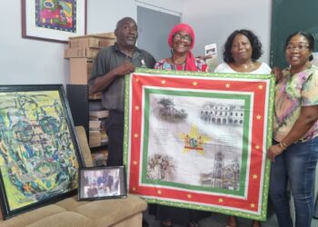 WhatsApp Image 2025 08 10 at 6.29.36 PM Waldy Simson is de eerste Surinaamse kunstenaar die zijn persoonlijk archief heeft geschonken aan het NAKS-EU-FRIE Documentatiecentrum voor de Afro-Surinaamse Cultuur. Hij deed ook een kunstwerk cadeau en een afdruk van een foto met Nelson Mandela, de Zuid-Afrikaanse anti-apartheidsstrijder en politicus.