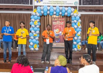 WhatsApp Image 2025 08 11 at 8.50.00 PM Charice van Loon sleepte op zaterdag 9 augustus in de Congreshal de hoofdprijs in de wacht bij de zevende editie van de ‘National Happy English Spelling Bee,’ en haalde daarmee tegelijkertijd voor Grace Schneiders Howard M.U.L.O. 2 in Nieuw Nickerie, de wisseltrofee binnen...