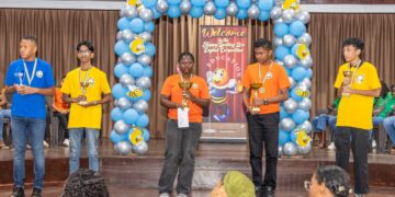 WhatsApp Image 2025 08 11 at 8.50.00 PM Charice van Loon sleepte op zaterdag 9 augustus in de Congreshal de hoofdprijs in de wacht bij de zevende editie van de ‘National Happy English Spelling Bee,’ en haalde daarmee tegelijkertijd voor Grace Schneiders Howard M.U.L.O. 2 in Nieuw Nickerie, de wisseltrofee binnen...