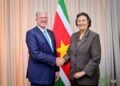 WhatsApp Image 2025 08 14 at 19.04.38 2 De Amerikaanse ambassadeur in Suriname, Robert Faucher, heeft donderdag zijn eerste officiële bezoek gebracht aan president Jennifer Simons. Tijdens het onderhoud op het Kabinet van de President werd gesproken over de huidige relatie tussen Suriname en de Verenigde Staten en mogelijkheden om de samenwerking verder uit te breiden.