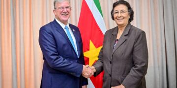 WhatsApp Image 2025 08 14 at 19.04.38 2 De Amerikaanse ambassadeur in Suriname, Robert Faucher, heeft donderdag zijn eerste officiële bezoek gebracht aan president Jennifer Simons. Tijdens het onderhoud op het Kabinet van de President werd gesproken over de huidige relatie tussen Suriname en de Verenigde Staten en mogelijkheden om de samenwerking verder uit te breiden.