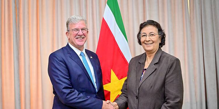 WhatsApp Image 2025 08 14 at 19.04.38 2 De Amerikaanse ambassadeur in Suriname, Robert Faucher, heeft donderdag zijn eerste officiële bezoek gebracht aan president Jennifer Simons. Tijdens het onderhoud op het Kabinet van de President werd gesproken over de huidige relatie tussen Suriname en de Verenigde Staten en mogelijkheden om de samenwerking verder uit te breiden.