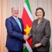 WhatsApp Image 2025 08 14 at 19.04.38 2 De Amerikaanse ambassadeur in Suriname, Robert Faucher, heeft donderdag zijn eerste officiële bezoek gebracht aan president Jennifer Simons. Tijdens het onderhoud op het Kabinet van de President werd gesproken over de huidige relatie tussen Suriname en de Verenigde Staten en mogelijkheden om de samenwerking verder uit te breiden.