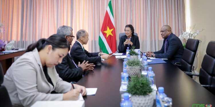 WhatsApp Image 2025 08 29 at 1.23.50 PM 2 1536x890 1 President Jennifer Simons heeft vrijdag op het Kabinet van de President de Japanse ambassadeur Akima Umezawa ontvangen. De ontmoeting stond in het teken van de wens van beide landen om de bilaterale relatie verder uit te breiden.