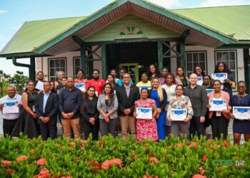 WhatsApp Image 2025 08 29 at 18.10.27 2 Met de uitreiking van certificaten is in Residence Inn Paramaribo de driedaagse training “Train-the-Trainers: Experience Sharing in Digitalization and Sustainable Business Development with Suriname and Guyana” feestelijk afgesloten.