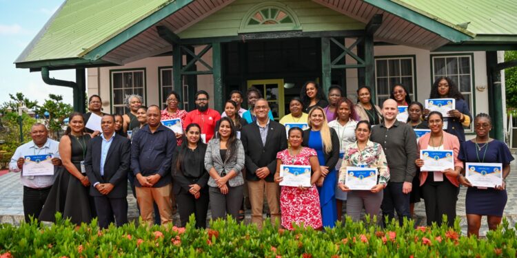 WhatsApp Image 2025 08 29 at 18.10.27 2 Met de uitreiking van certificaten is in Residence Inn Paramaribo de driedaagse training “Train-the-Trainers: Experience Sharing in Digitalization and Sustainable Business Development with Suriname and Guyana” feestelijk afgesloten.