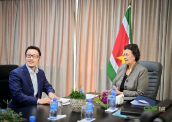 Zijinmeet3 President Jennifer Simons heeft tijdens een ontmoeting met de directie van Zijin Rosebel Gold Mines N.V. erkenning uitgesproken voor de positieve economische bijdrage van het bedrijf aan Suriname.