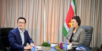 Zijinmeet3 President Jennifer Simons heeft tijdens een ontmoeting met de directie van Zijin Rosebel Gold Mines N.V. erkenning uitgesproken voor de positieve economische bijdrage van het bedrijf aan Suriname.