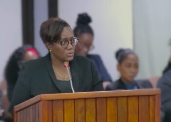 addelien wijnerman De regering zal het sterk opgelopen begrotingstekort invullen met een schuldenplan dat binnenkort door minister Adelien Wijnerman van Financiën en Planning aan De Nationale Assemblee (DNA) wordt gepresenteerd. Volgens de minister moeten hiermee de tekorten worden opgevangen die zijn ontstaan door extra uitgaven en subsidies...