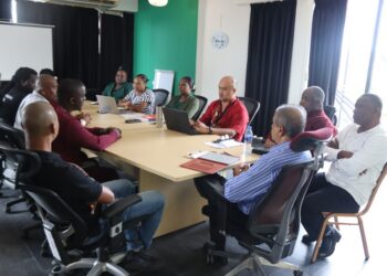 b00c0b39 b33d 49ae b15d 5ea74cdec56f De vakbond van Newmont Suriname heeft bij een gesprek met het ministerie van Volksgezondheid, Welzijn en Arbeid (VWA) haar zorgen geuit over het voornemen van het bedrijf om tot 15 procent van het personeel af te vloeien. De bond roept op tot zorgvuldige toetsing van een eventuele ontslagaanvraag...