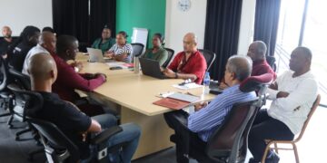 b00c0b39 b33d 49ae b15d 5ea74cdec56f De vakbond van Newmont Suriname heeft bij een gesprek met het ministerie van Volksgezondheid, Welzijn en Arbeid (VWA) haar zorgen geuit over het voornemen van het bedrijf om tot 15 procent van het personeel af te vloeien. De bond roept op tot zorgvuldige toetsing van een eventuele ontslagaanvraag...