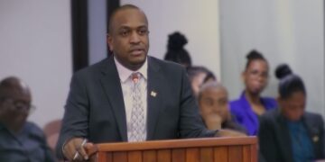 bouva bis Tijdens de begrotingsbehandeling in De Nationale Assemblee (DNA) is veel ophef ontstaan over het terugroepen van tien diplomaten, allen verbonden aan het ministerie van Buitenlandse Zaken en behorend tot de VHP.