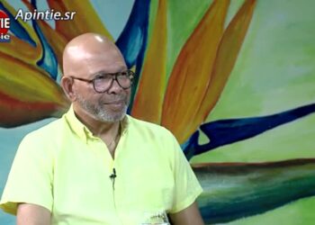 dirk currie Dirk Currie wordt later op de ochtend officieel beëdigd als nieuwe minister van Onderwijs, Wetenschap en Cultuur. De plechtigheid vindt plaats in het Presidentieel Paleis in Paramaribo.