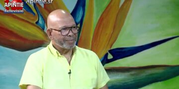 dirk currie Dirk Currie wordt later op de ochtend officieel beëdigd als nieuwe minister van Onderwijs, Wetenschap en Cultuur. De plechtigheid vindt plaats in het Presidentieel Paleis in Paramaribo.