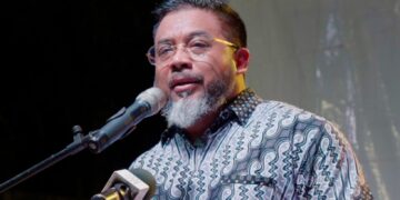 e14608a5 5185 4d37 9f8e 8945e333fad0 e1754828285861 Fractieleider en ondervoorzitter van de Pertjajah Luhur (PL), Bronto Somohardjo, heeft tijdens de herdenking van 135 jaar Javaanse immigratie op het Onafhankelijkheidsplein een krachtige oproep gedaan tot nationale eenheid en samenwerking...