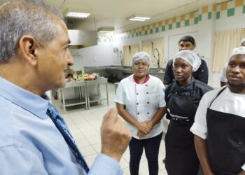 foto 1 De Stichting Suriname Hospitality Tourism and Training Centre (SHTTC) heeft dinsdagavond een dinerexamen georganiseerd voor 13 cursisten van de Koksopleiding Niveau-2, waarmee het belang van de culinaire sector voor de groei van het toerisme werd onderstreept.