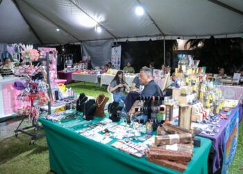 jav 1 Tijdens de herdenking van 135 jaar Javaanse immigratie heeft minister Dirk Currie van Onderwijs, Wetenschap en Cultuur (OWC) opgeroepen tot meer verbinding en respect in de multiculturele samenleving van Suriname...