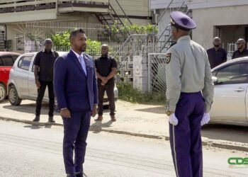 juspol 8 De Beveiligings- en Bijstandsdienst Suriname (BBS) speelt een onmisbare rol in het waarborgen van de veiligheid in het land. Dat benadrukte minister Harish Monorath van Justitie en Politie op maandag 18 augustus 2025 tijdens een kennismakingsbezoek aan de dienst...