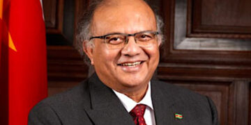 khargi Enkele maatschappelijke organisaties in Nederland hebben in een verklaring scherpe kritiek geuit op de voormalige Surinaamse ambassadeur Rajendre Khargi. Zij nemen afstand van diens uitspraken en handelingen en doen een beroep op genodigden in Nederland om zich niet politiek door hem te laten misbruiken...