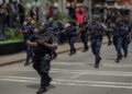 Politie agenten tijdens het defilé en de parade bij de inauguratie van president Jennifer Geerlings-Simons. Beeld:KPS